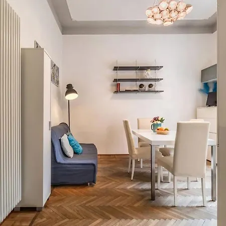 Liberty House@trainstation Apartment *